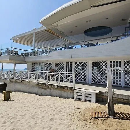 Seaview 2 Bedroom With Swimming Pool & Pkg Apartment